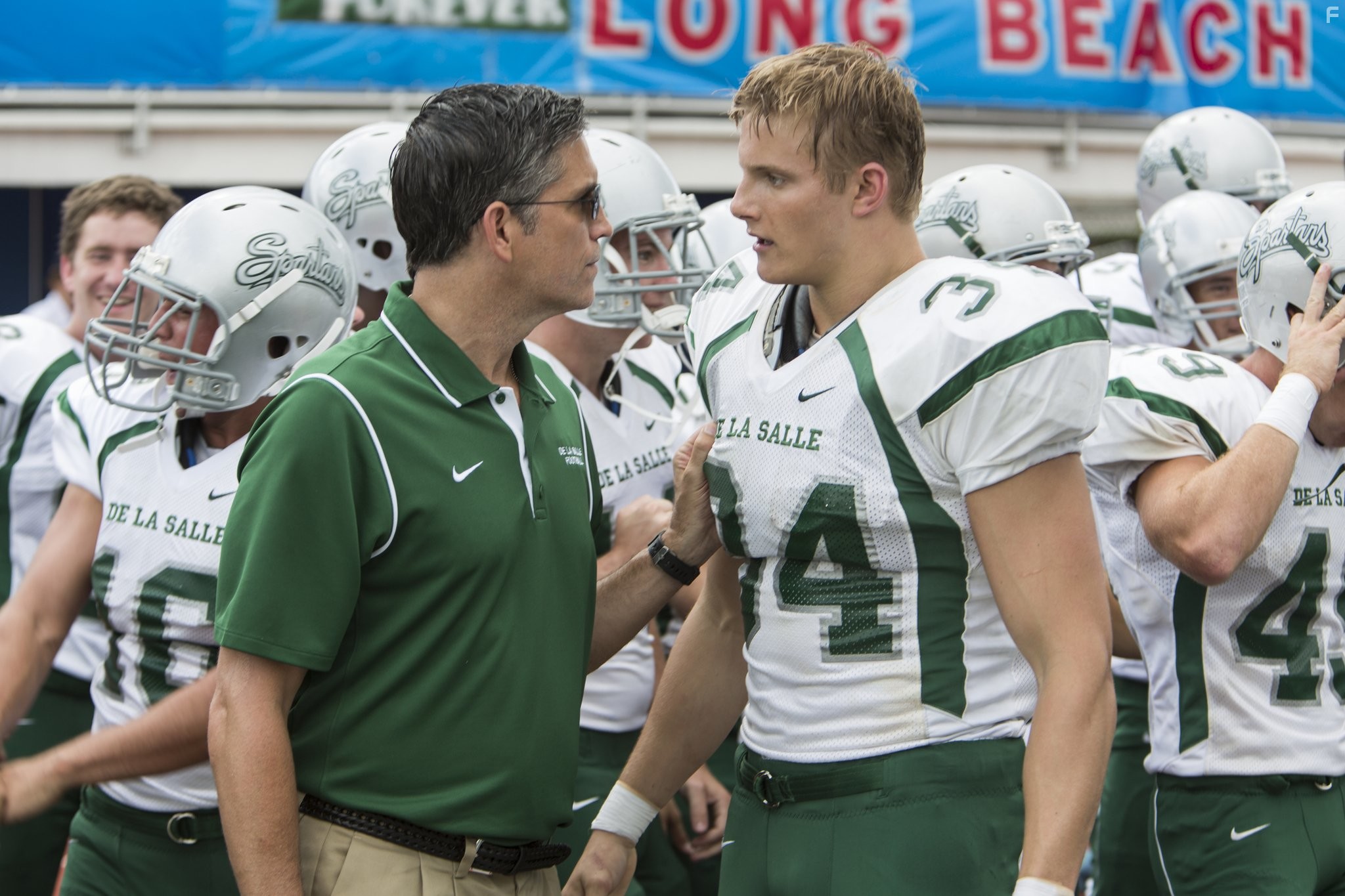 Jim Caviezel and Alexander Ludwig in Игра на высоте (2014)