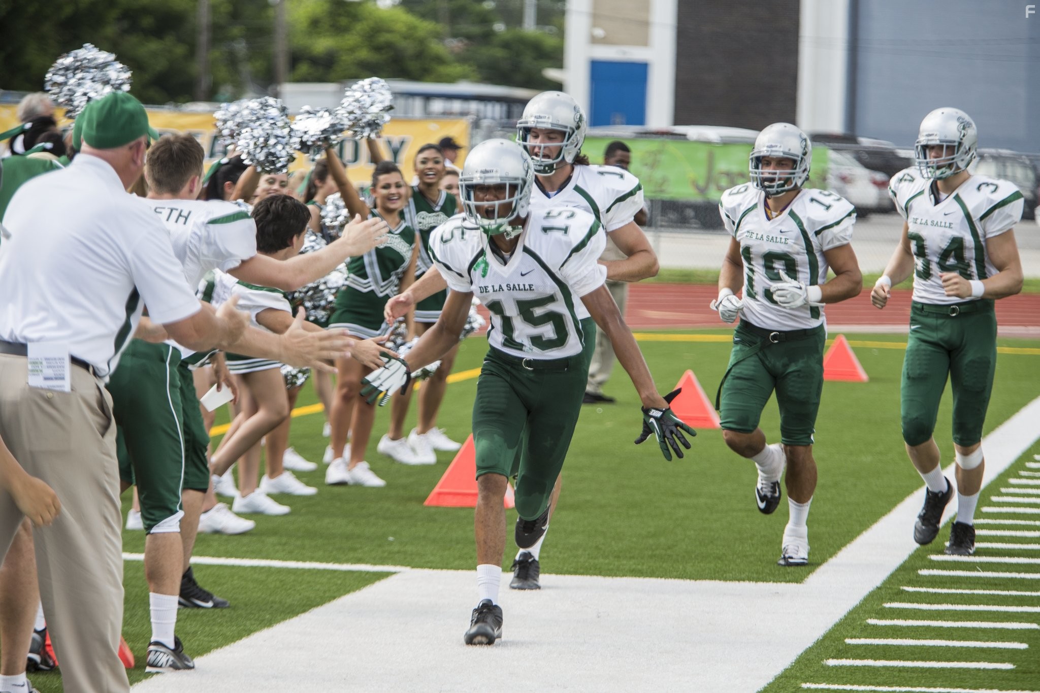 Alexander Ludwig and Jessie T. Usher in Игра на высоте (2014)