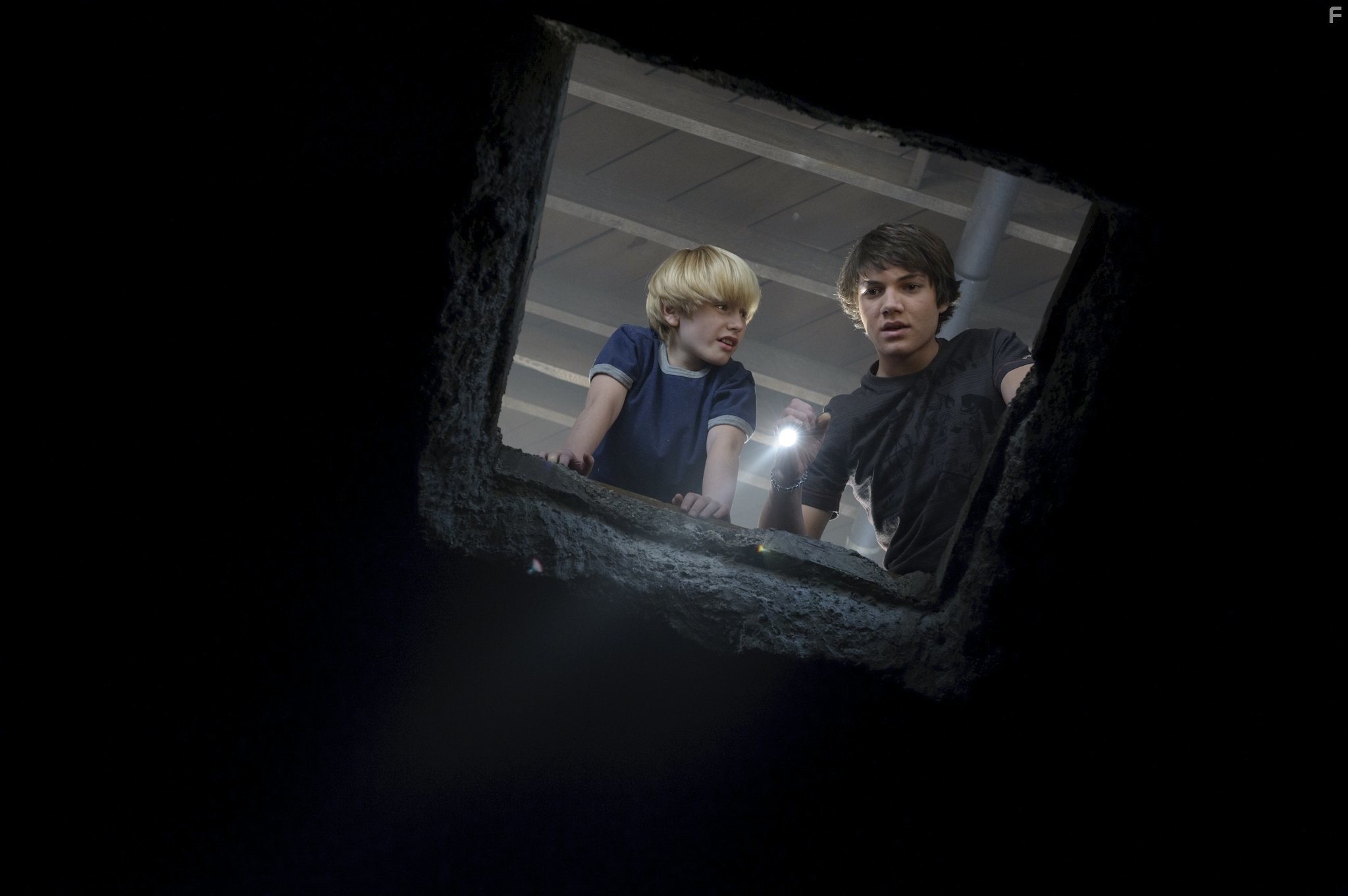 Chris Massoglia and Nathan Gamble in Врата в 3D (2009)