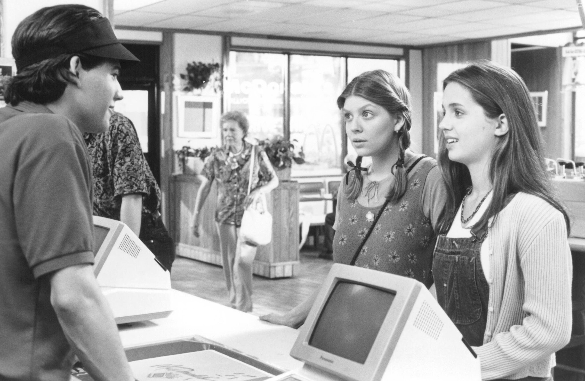 Eliza Dushku in Прощай, любовь (1995)