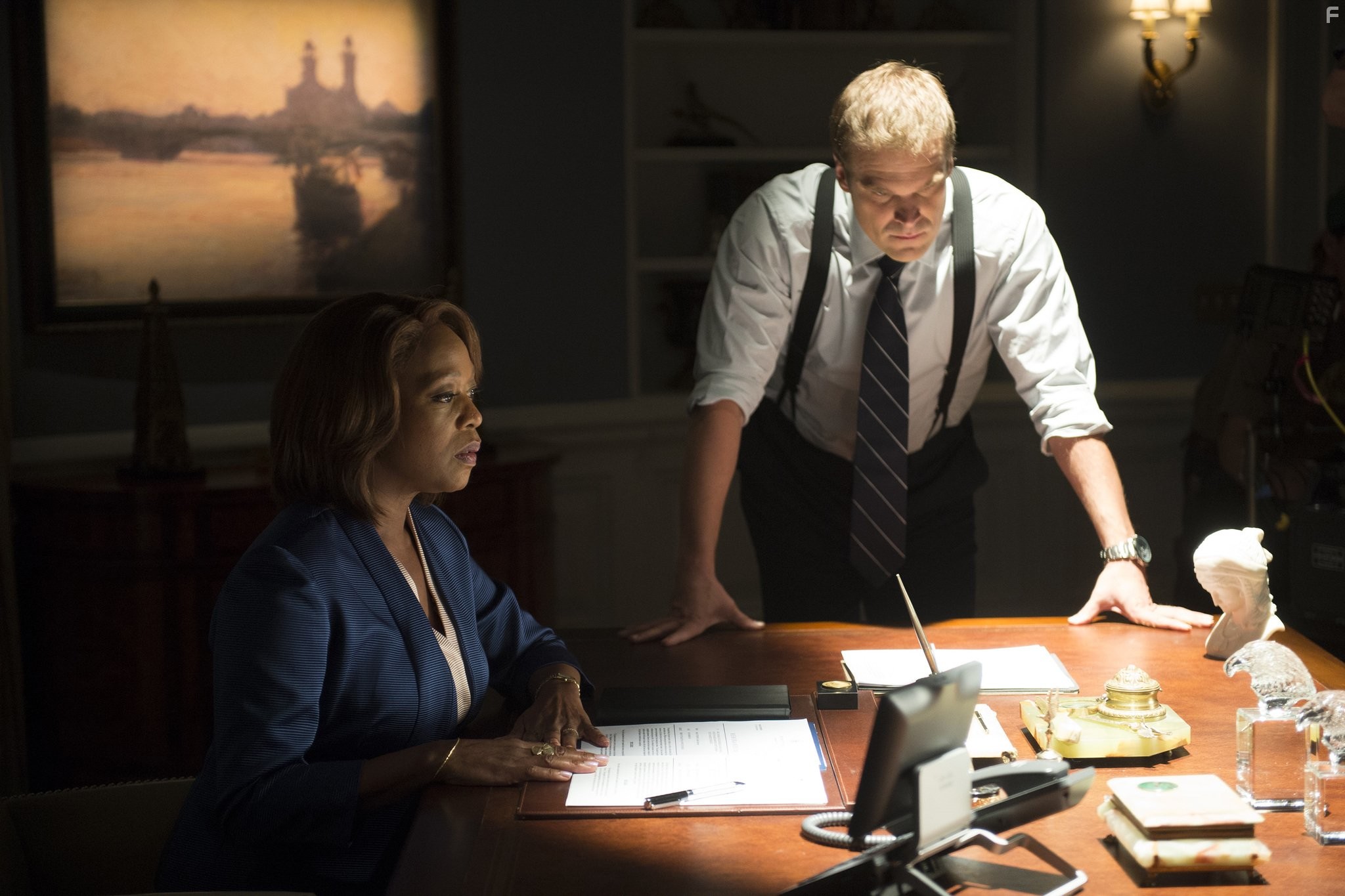 Alfre Woodard and David Harbour in Положение дел (2014)