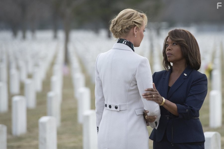Katherine Heigl and Alfre Woodard in Положение дел (2014)
