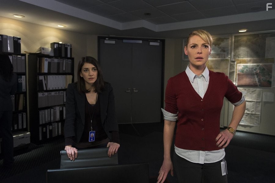 Katherine Heigl and Sheila Vand in Положение дел (2014)