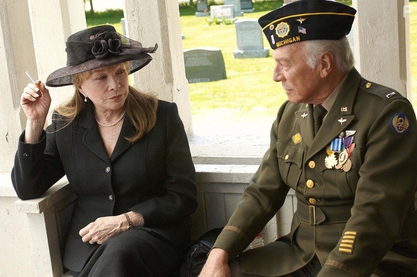 Shirley MacLaine and Christopher Plummer in Замыкая круг (2007)