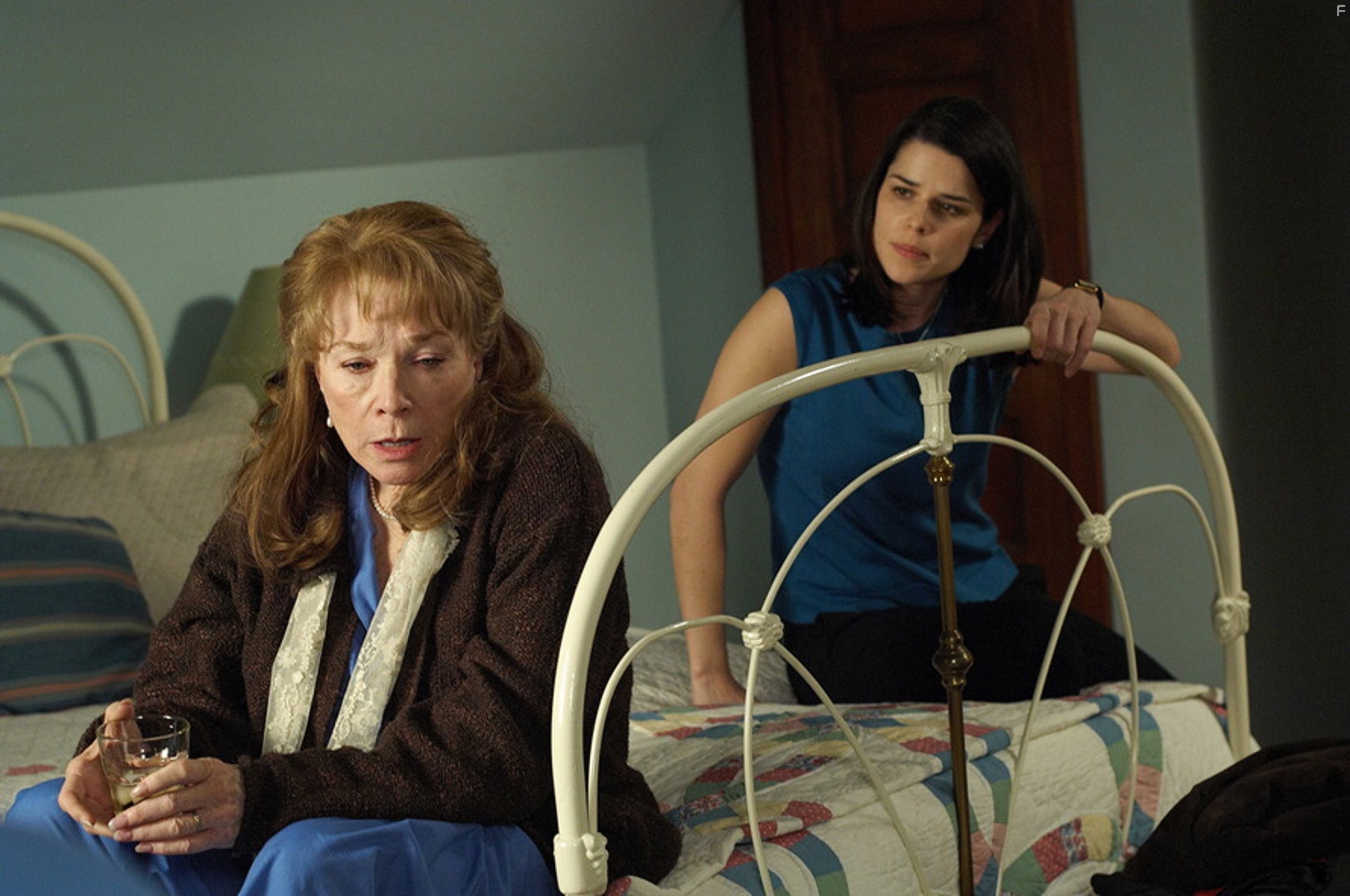 Neve Campbell and Shirley MacLaine in Замыкая круг (2007)