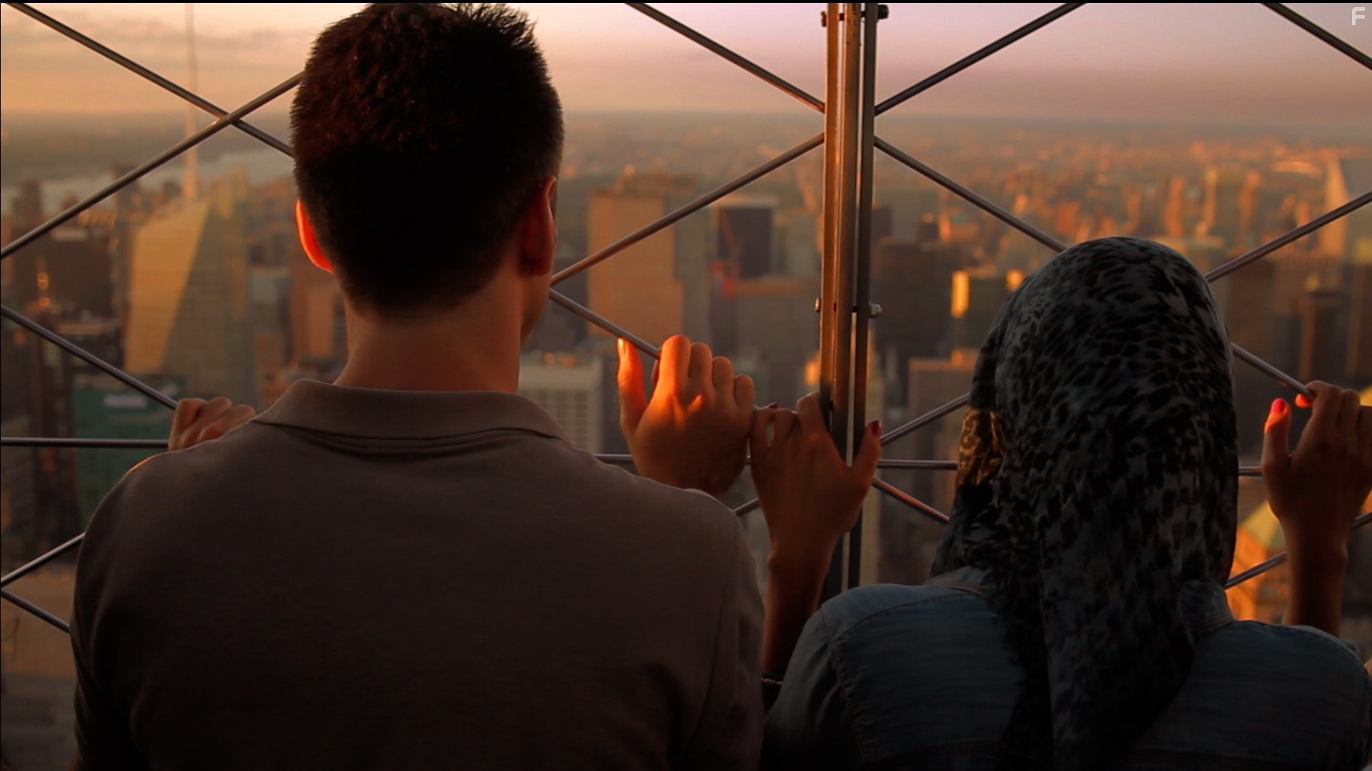 Martin Starr and Dina Shihabi in Амира и Сэм (2014)