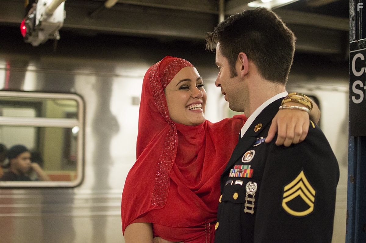 Martin Starr and Dina Shihabi in Амира и Сэм (2014)