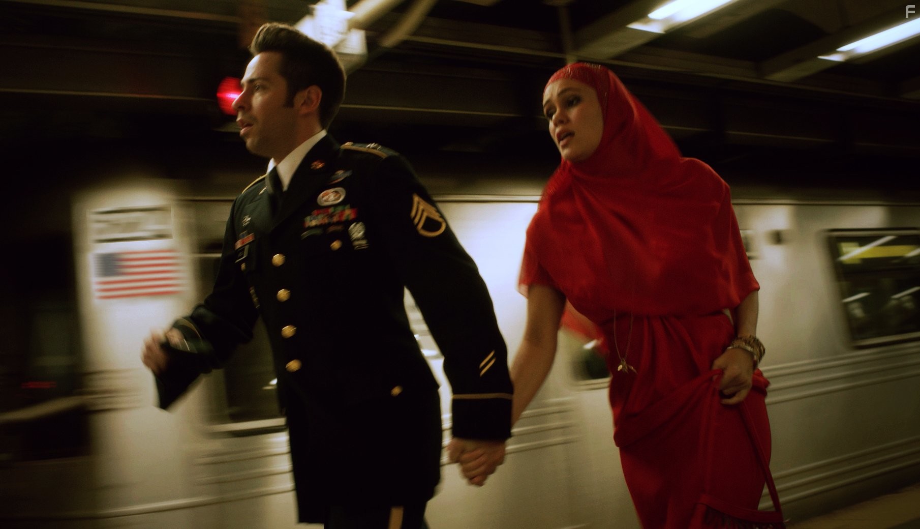 Martin Starr and Dina Shihabi in Амира и Сэм (2014)