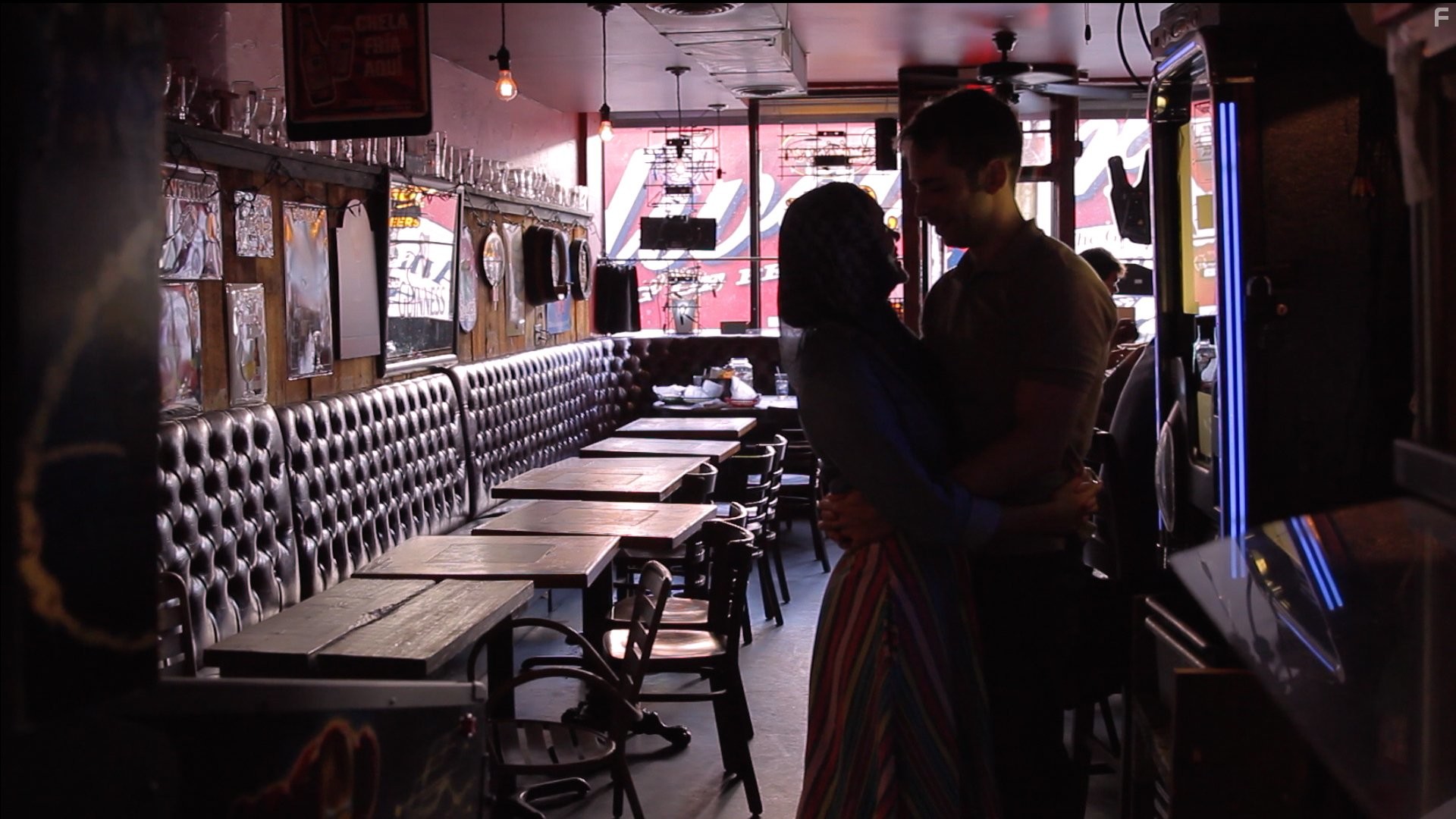 Martin Starr and Dina Shihabi in Амира и Сэм (2014)