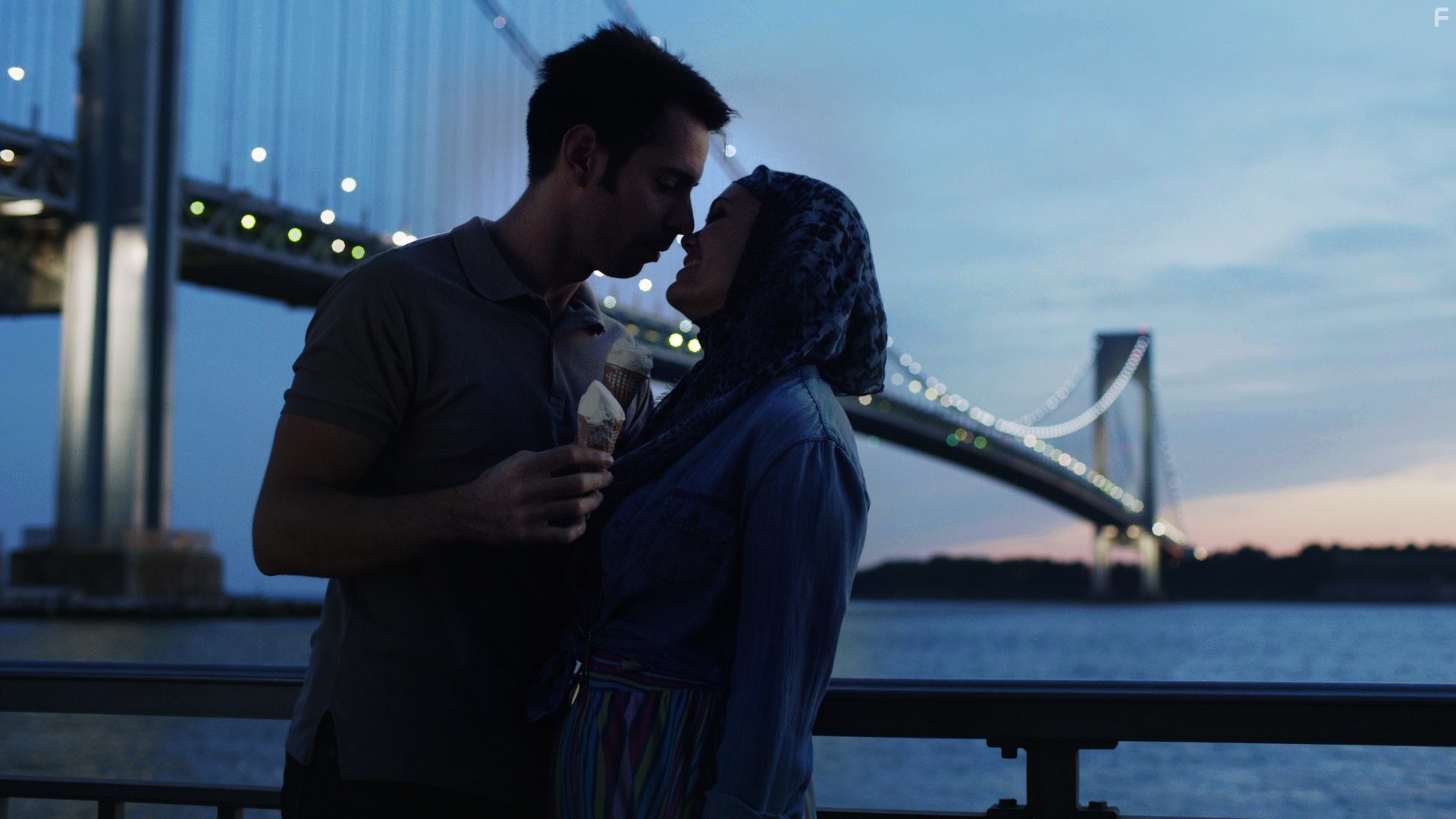 Martin Starr and Dina Shihabi in Амира и Сэм (2014)