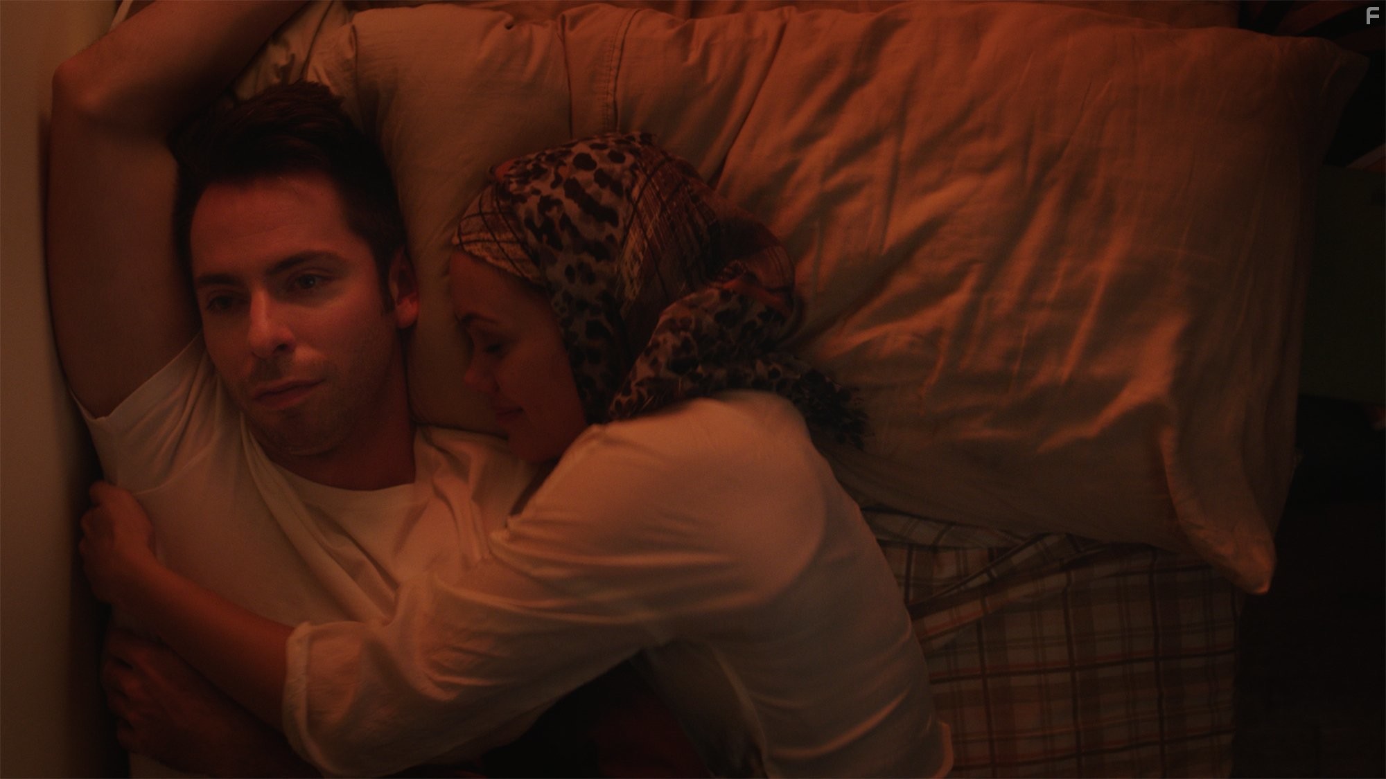 Martin Starr and Dina Shihabi in Амира и Сэм (2014)