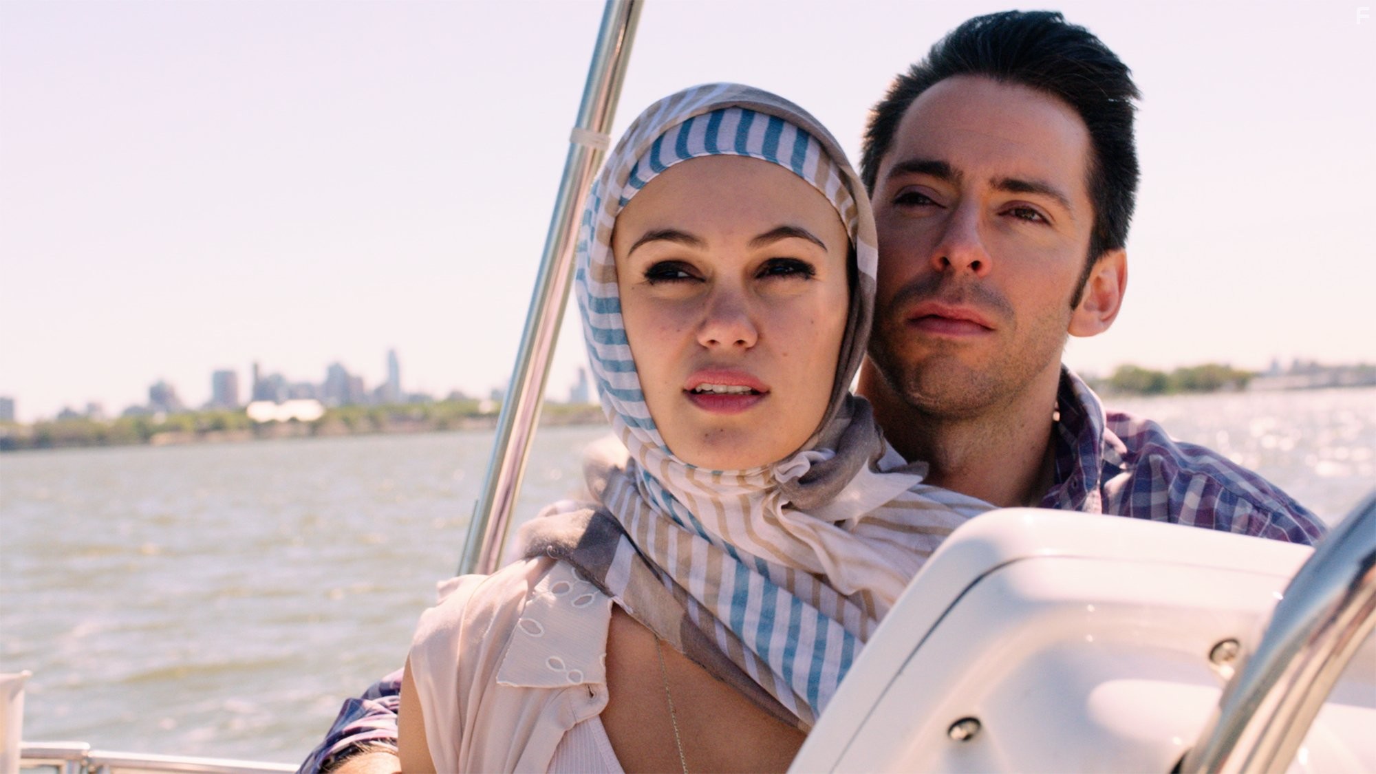 Martin Starr and Dina Shihabi in Амира и Сэм (2014)