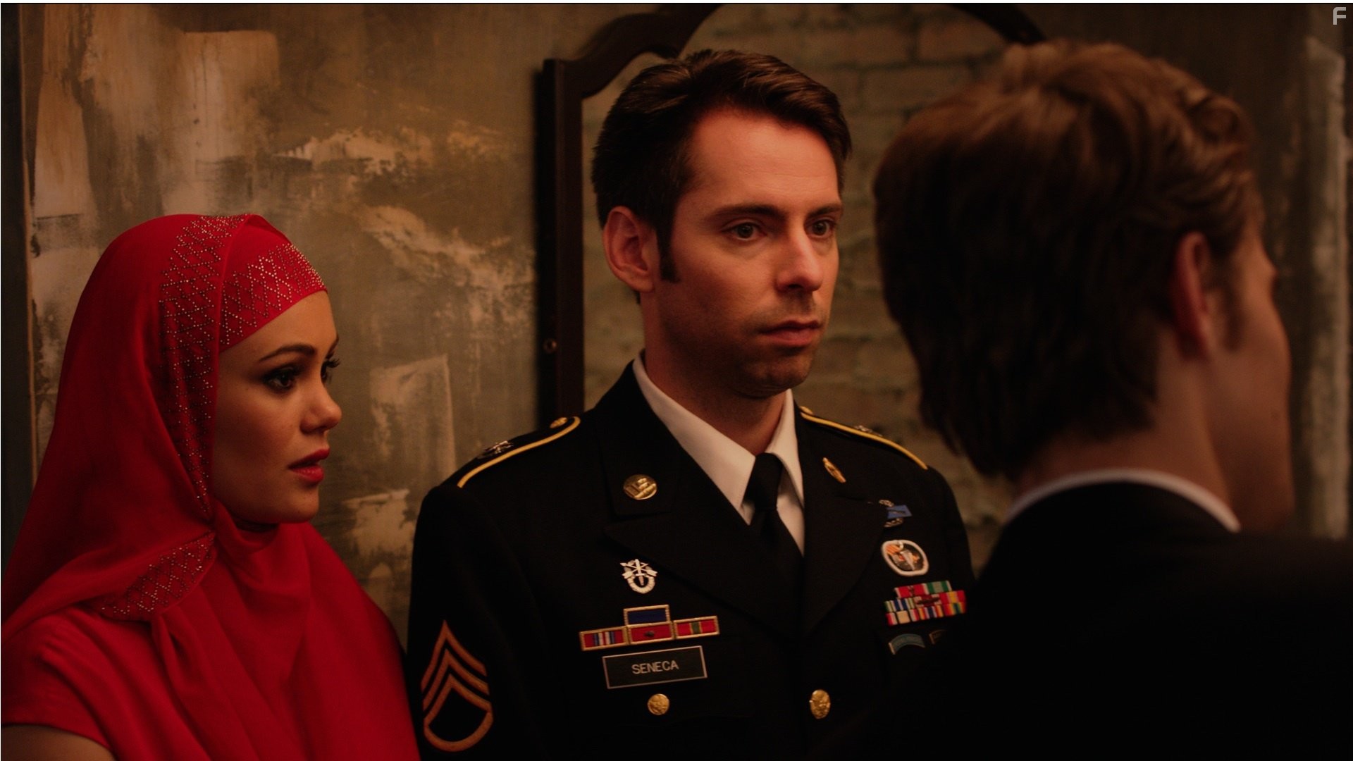 Martin Starr and Dina Shihabi in Амира и Сэм (2014)