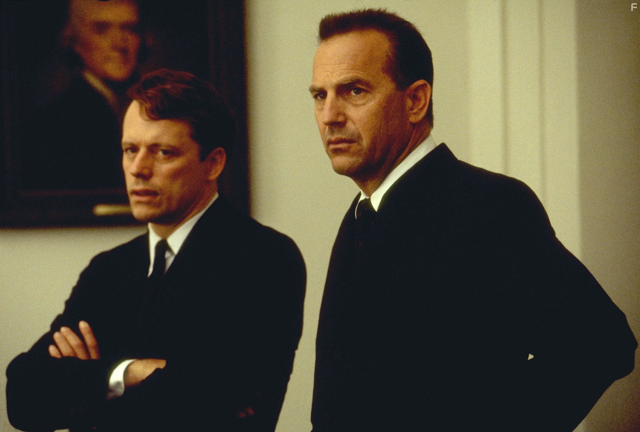 Kevin Costner and Steven Culp in Тринадцать дней (2000)