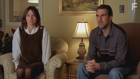 Emily Mortimer and Paul Schneider in Ларс и настоящая девушка (2007)