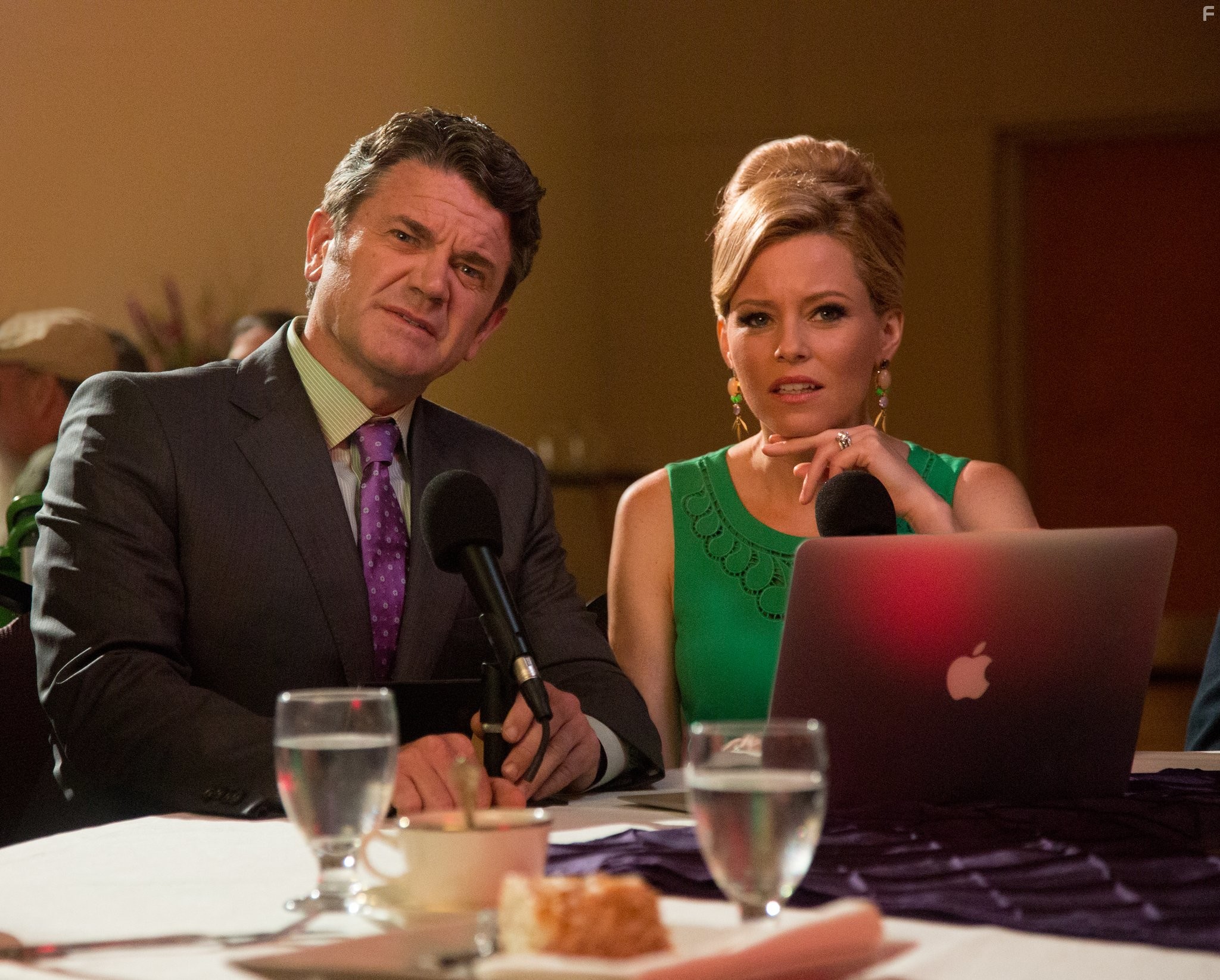 Elizabeth Banks and John Michael Higgins in Идеальный голос 2 (2015)