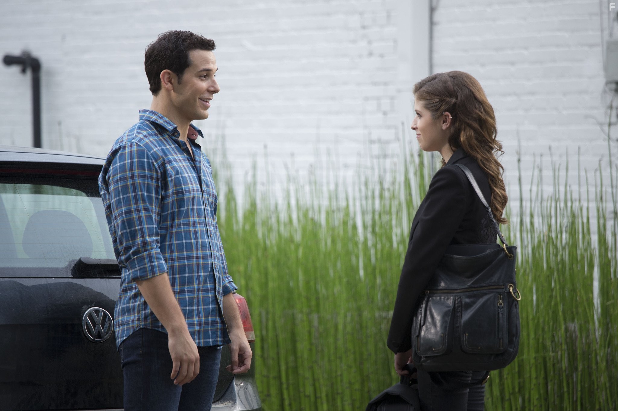 Anna Kendrick and Skylar Astin in Идеальный голос 2 (2015)