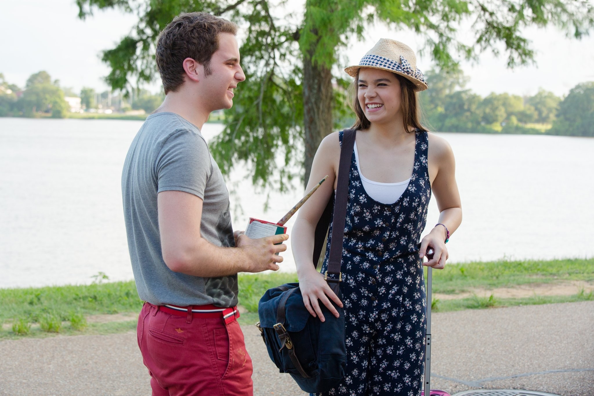 Hailee Steinfeld and Ben Platt in Идеальный голос 2 (2015)