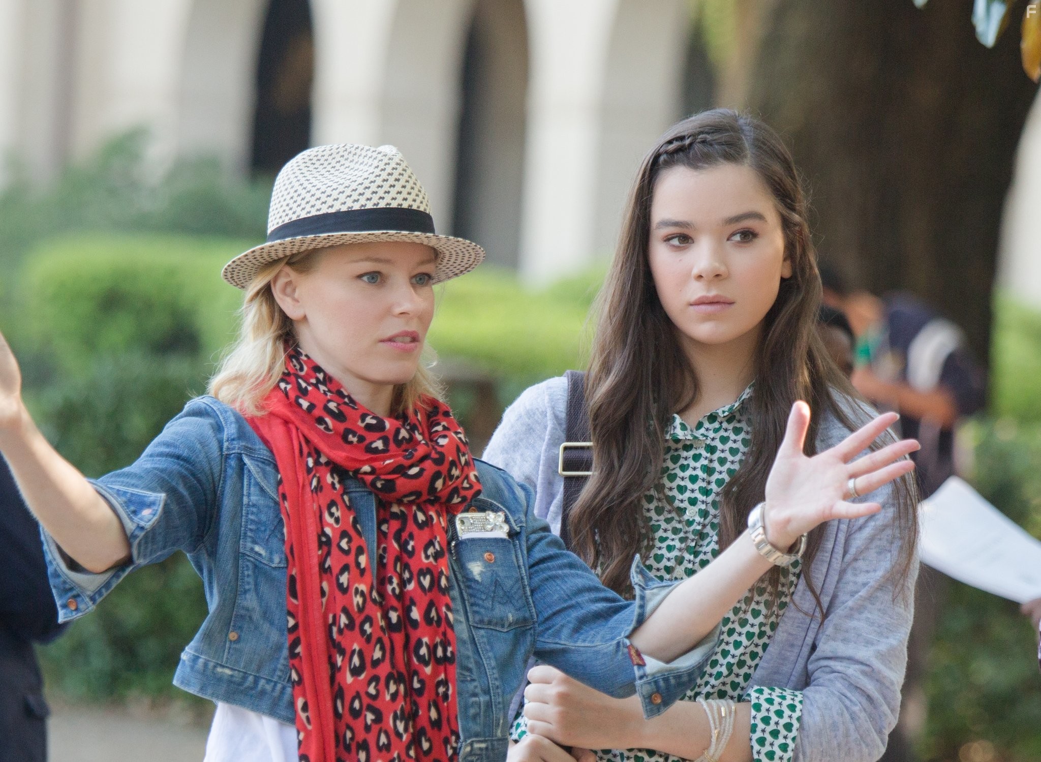 Elizabeth Banks and Hailee Steinfeld in Идеальный голос 2 (2015)