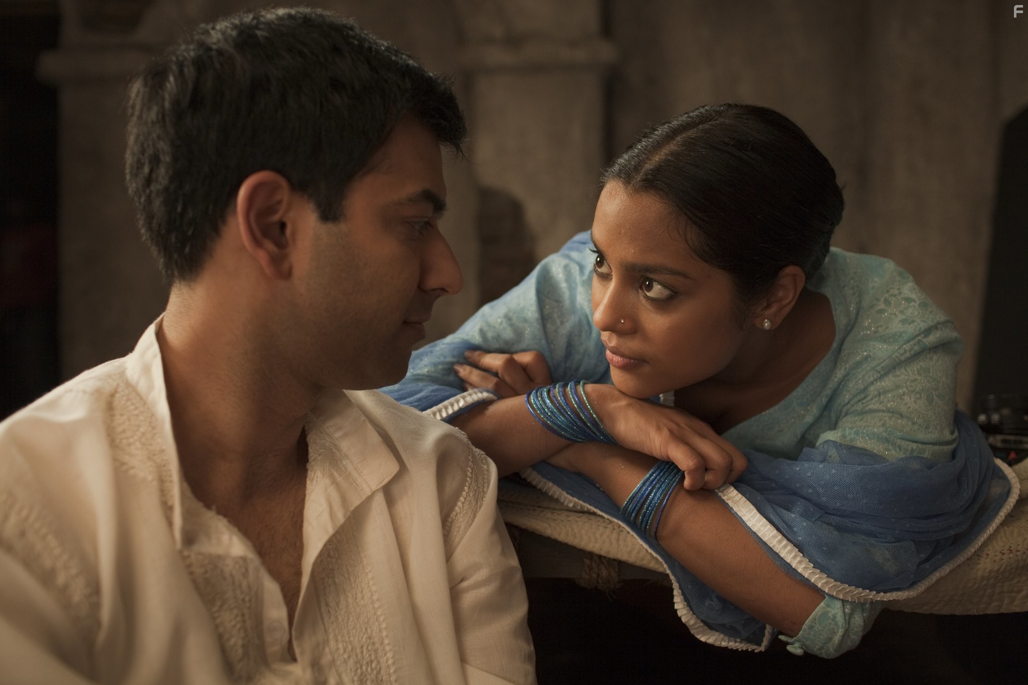 Zaib Shaikh and Shahana Goswami in Дети полуночи (2012)