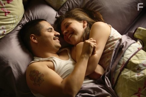 Maggie Gyllenhaal and Michael Pe?a in Башни-близнецы (2006)