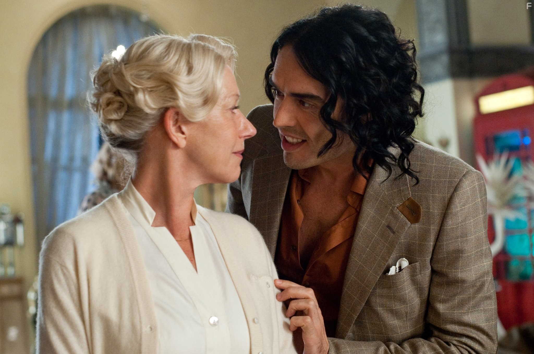 Helen Mirren and Russell Brand in Артур. Идеальный миллионер (2011)