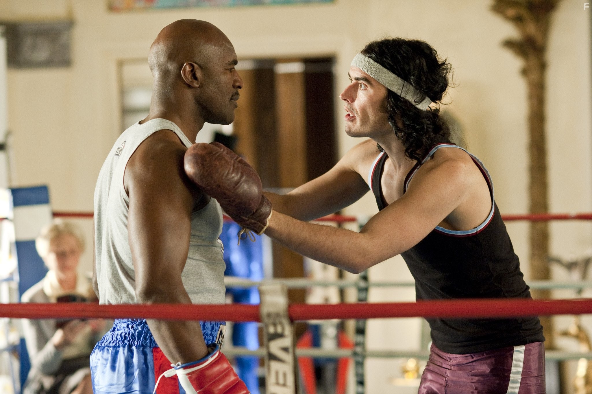 Evander Holyfield and Russell Brand in Артур. Идеальный миллионер (2011)