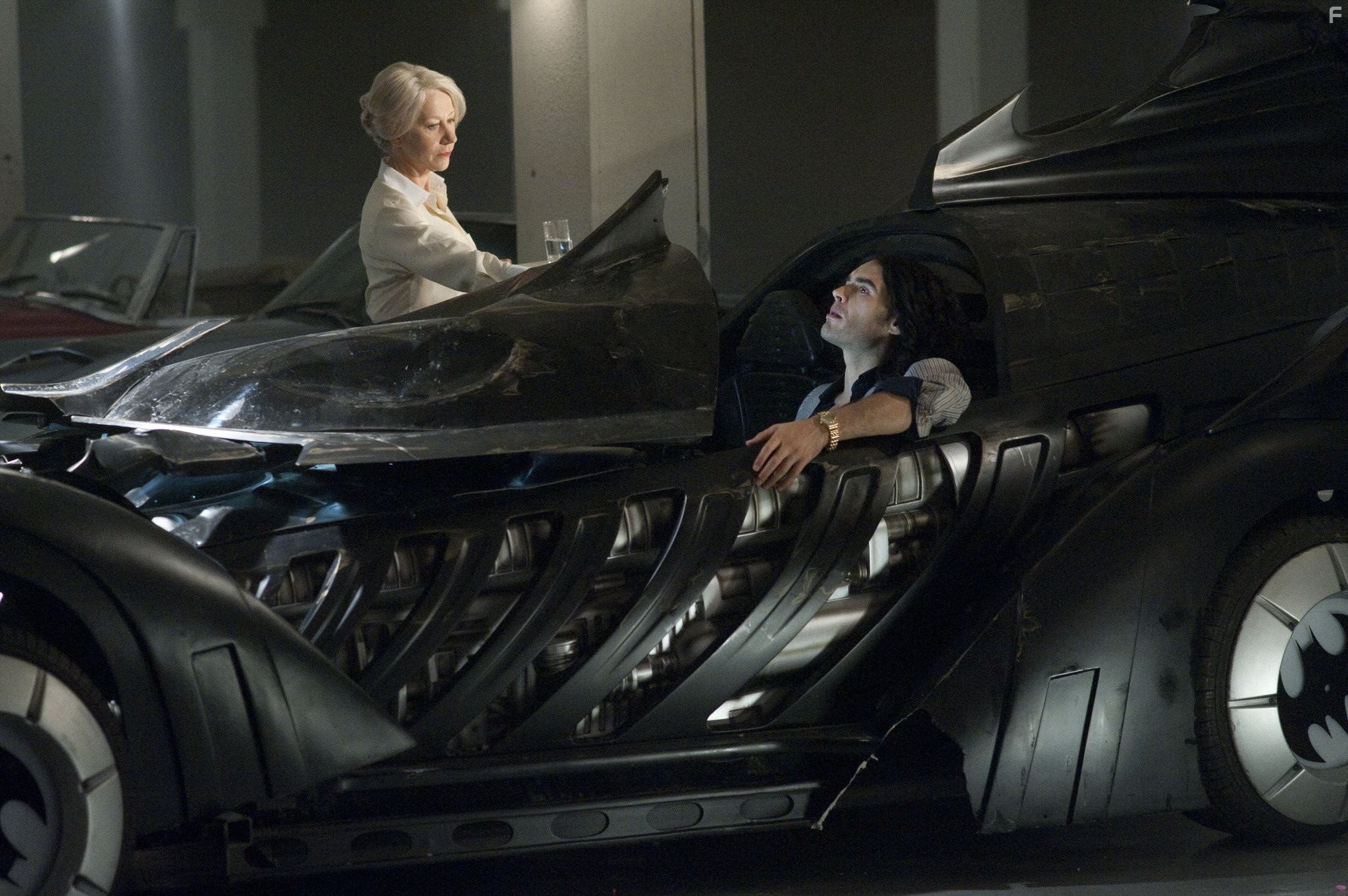 Helen Mirren and Russell Brand in Артур. Идеальный миллионер (2011)