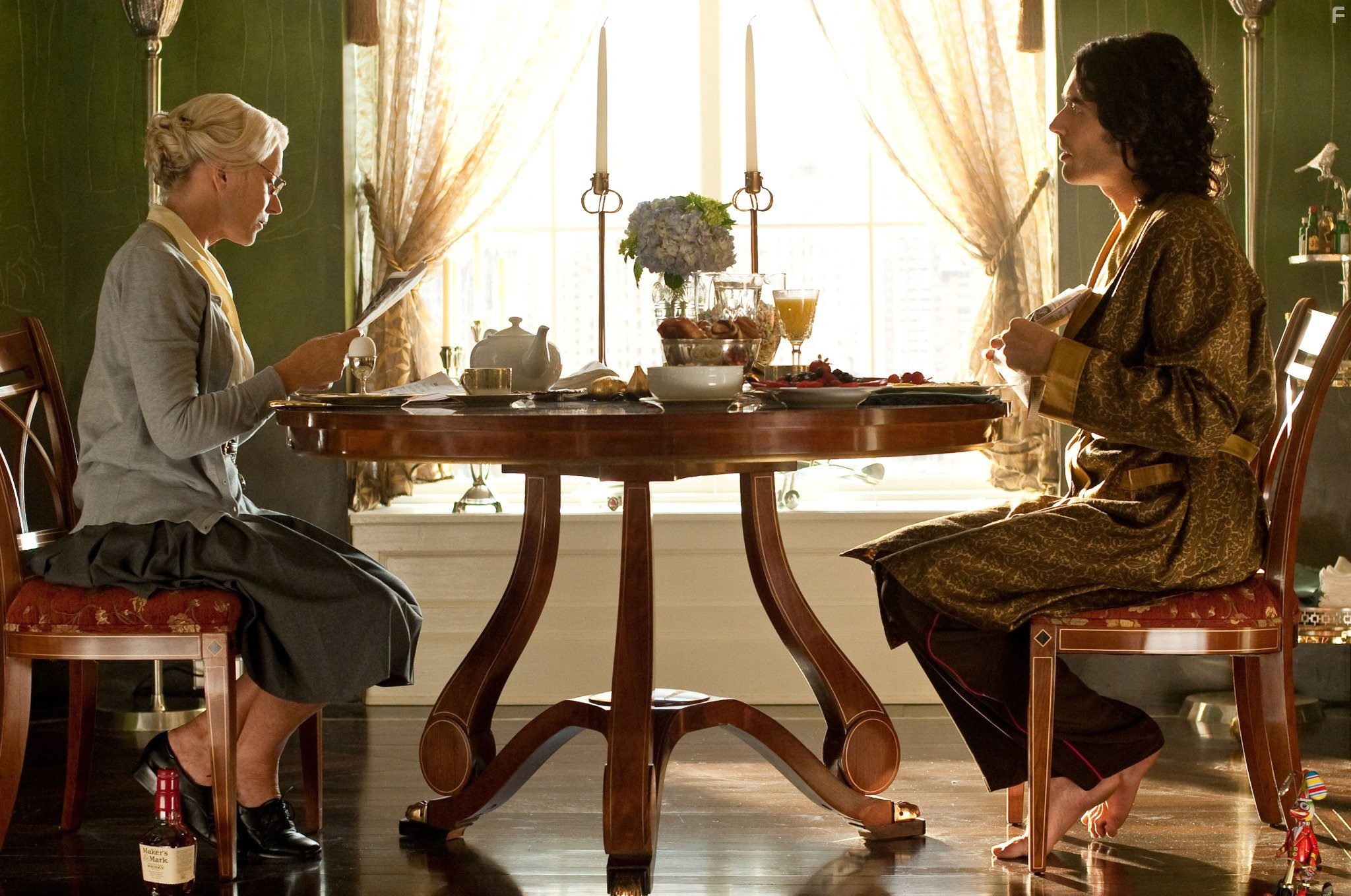 Helen Mirren and Russell Brand in Артур. Идеальный миллионер (2011)