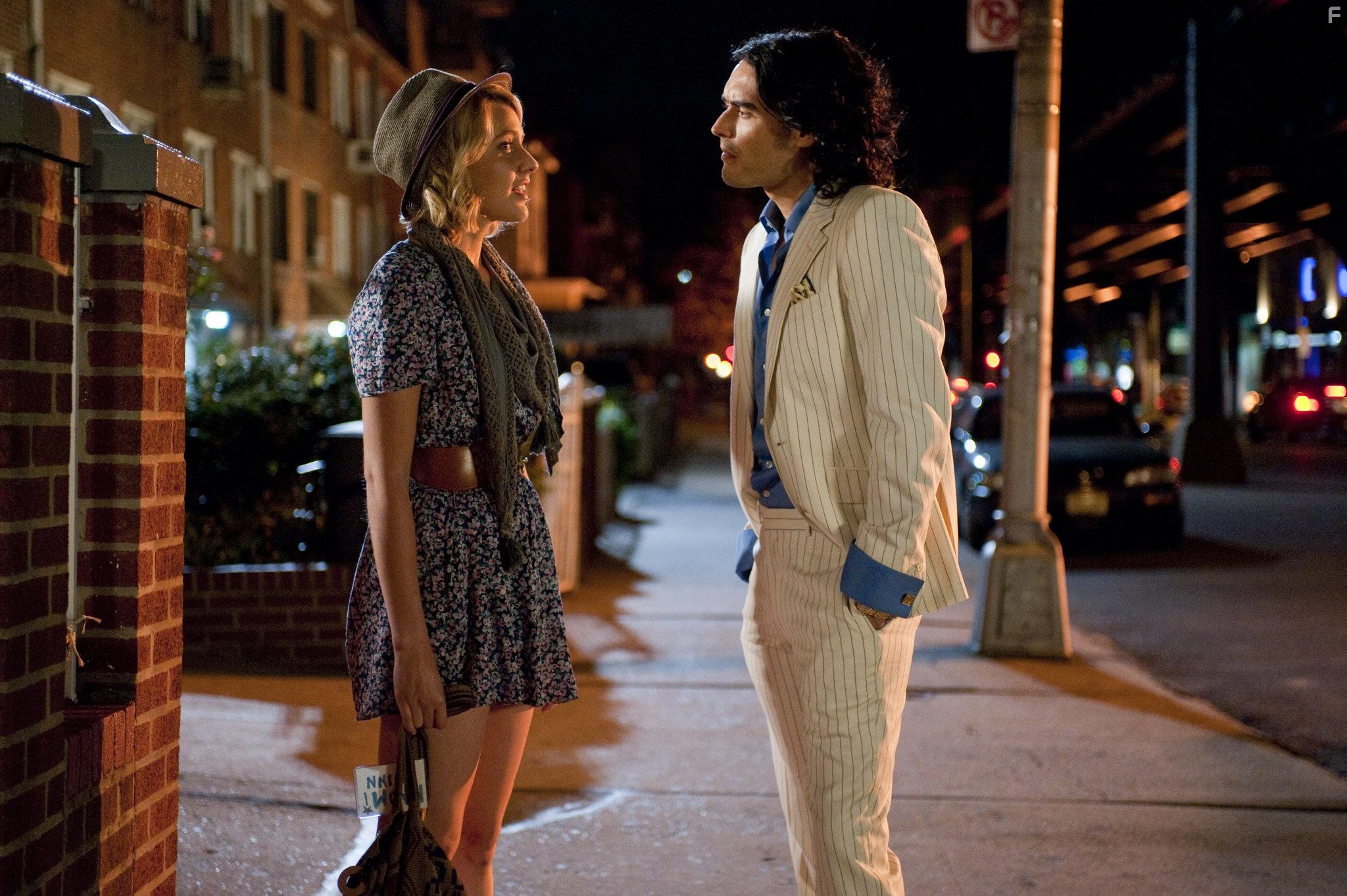 Russell Brand and Greta Gerwig in Артур. Идеальный миллионер (2011)