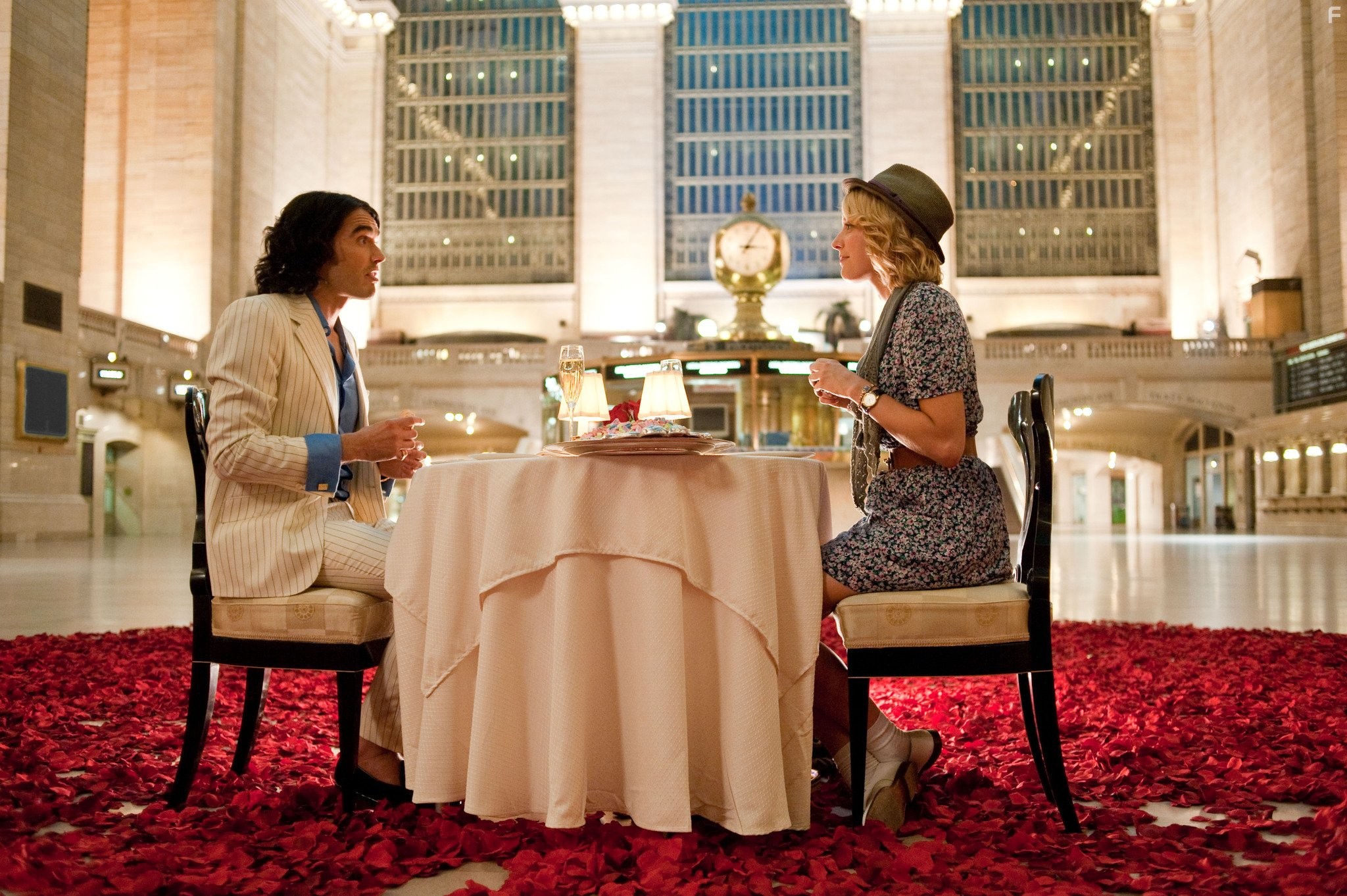 Russell Brand and Greta Gerwig in Артур. Идеальный миллионер (2011)