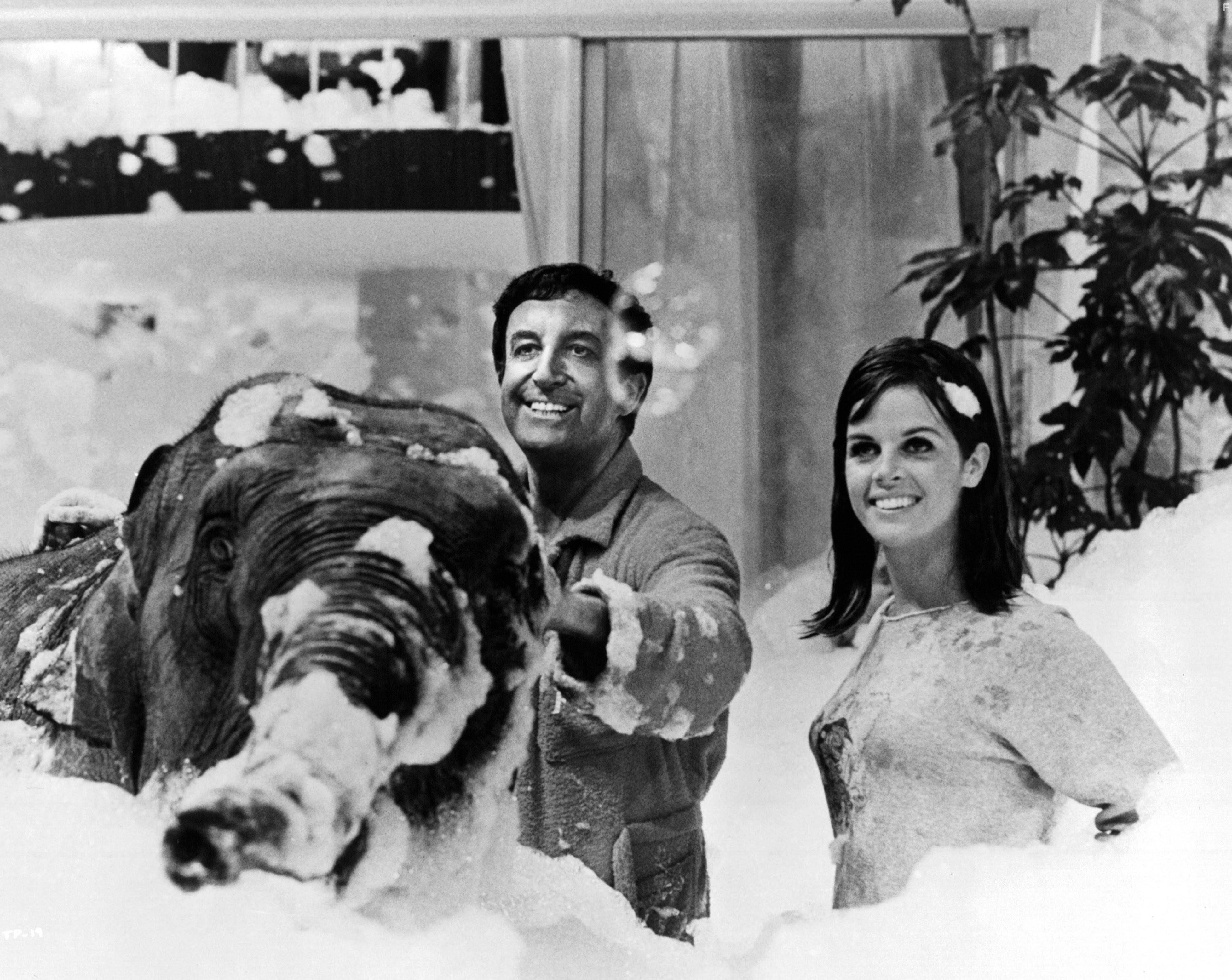 Peter Sellers and Claudine Longet in Вечеринка (1968)