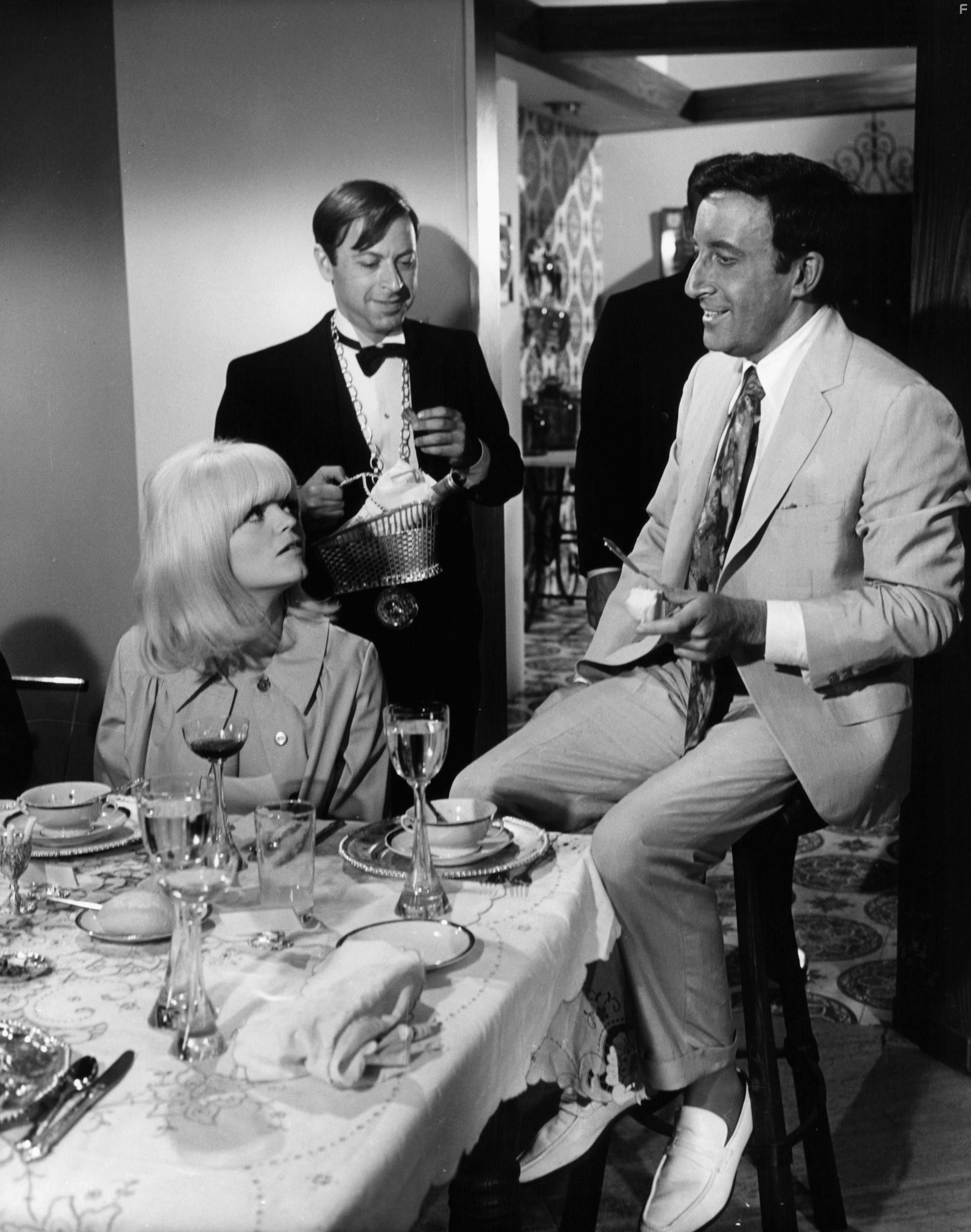 Peter Sellers, Steve Franken, and Carol Wayne in Вечеринка (1968)