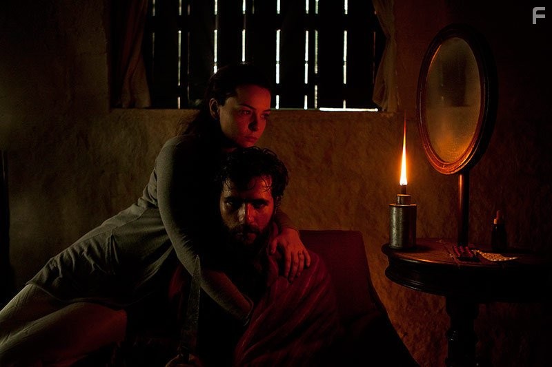 Regiane Alves and Bruno Gagliasso in Isolados (2014)