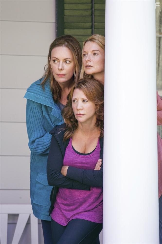Andrea Powell, Cheri Oteri, and Barbara Weetman in Рождество в Конуэе (2013)