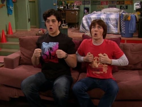 Drake Bell and Josh Peck in Дрейк и Джош (2004)