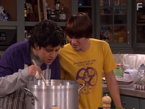 Drake Bell and Josh Peck in Дрейк и Джош (2004)