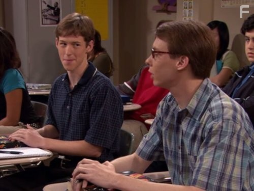 Alec Medlock and Scott Halberstadt in Дрейк и Джош (2004)