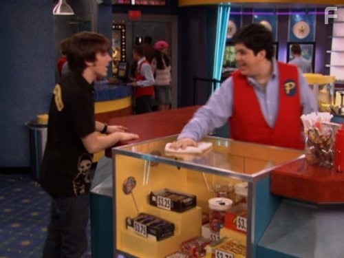 Drake Bell and Josh Peck in Дрейк и Джош (2004)