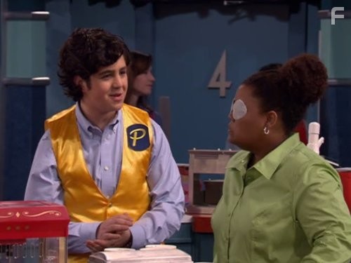 Josh Peck and Yvette Nicole Brown in Дрейк и Джош (2004)