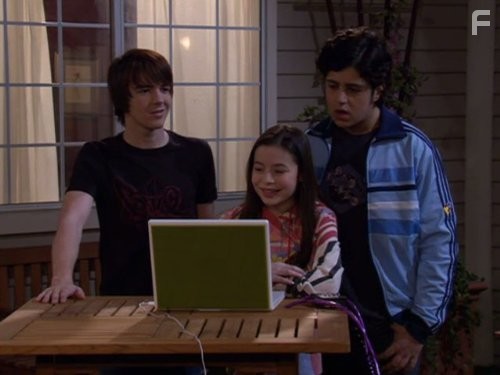 Drake Bell, Josh Peck, and Miranda Cosgrove in Дрейк и Джош (2004)