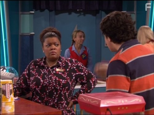 Josh Peck and Yvette Nicole Brown in Дрейк и Джош (2004)