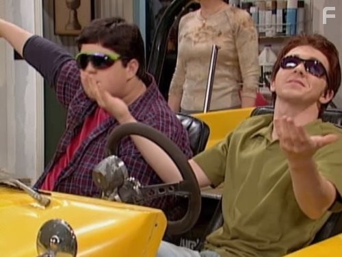 Drake Bell and Josh Peck in Дрейк и Джош (2004)