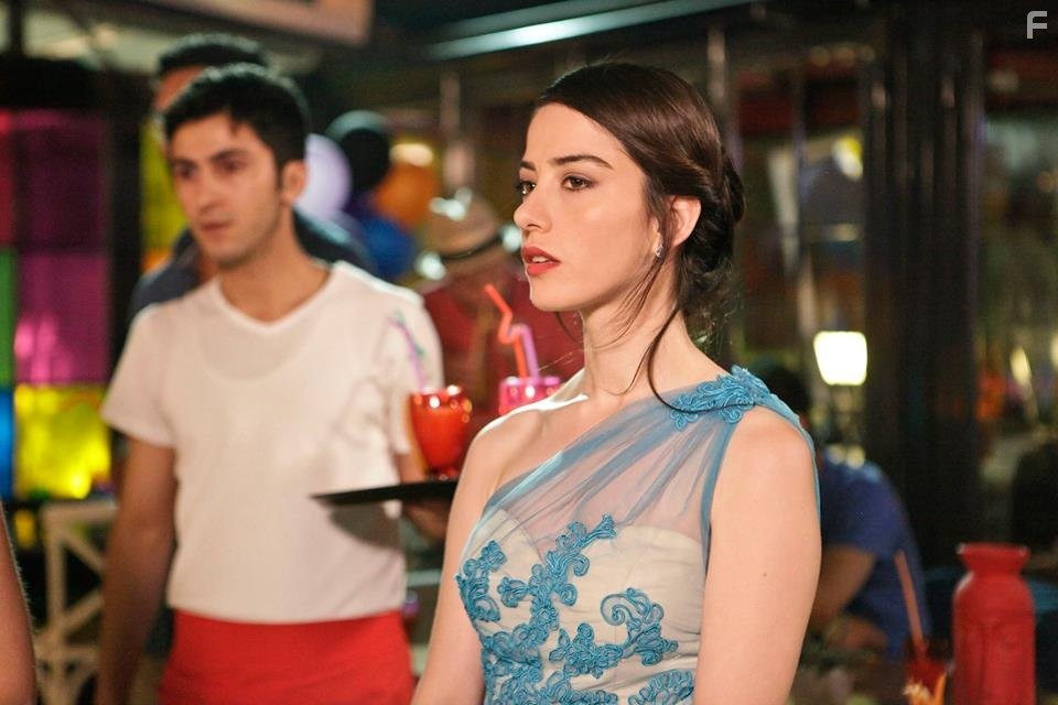 Ozge Gurel in Kiraz Mevsimi (2014)