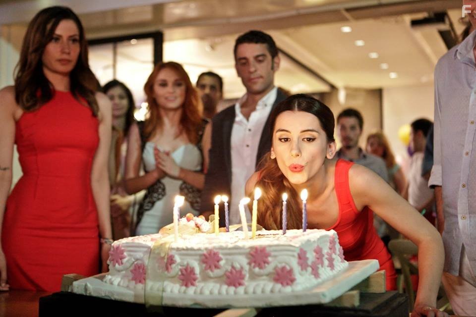 Daghan K?lege?, Nilperi Sahinkaya, and Nihal Isiksa?an in Kiraz Mevsimi (2014)