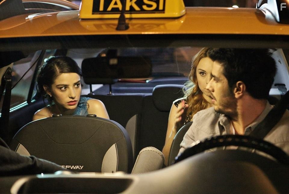 Nilperi Sahinkaya, Ozge Gurel, and Aras Aydin in Kiraz Mevsimi (2014)