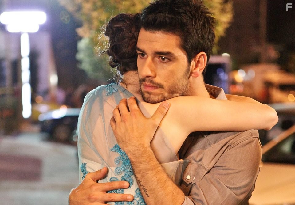 Ozge Gurel and Aras Aydin in Kiraz Mevsimi (2014)