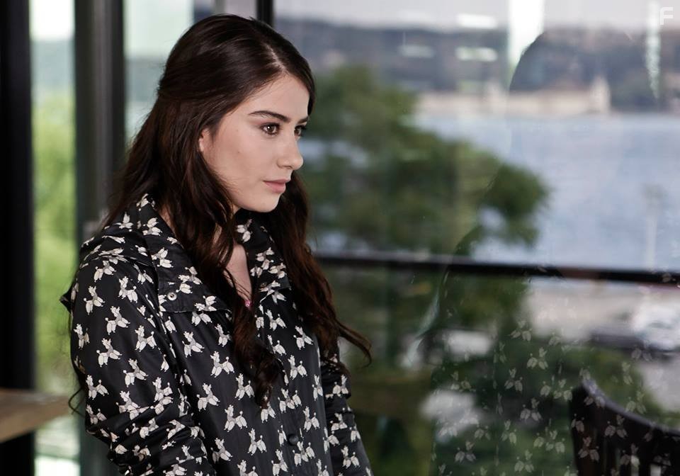 Ozge Gurel in Kiraz Mevsimi (2014)