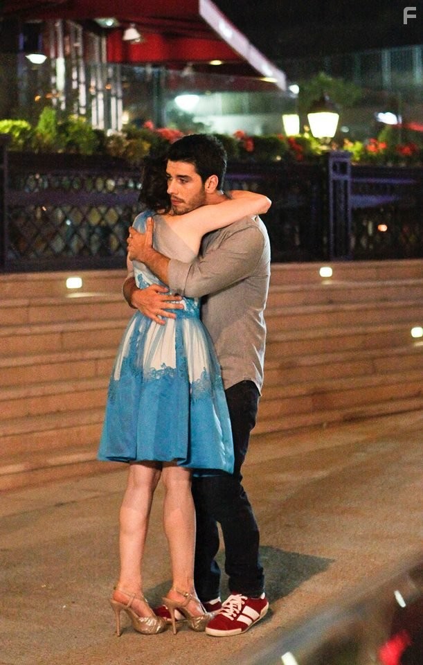 Ozge Gurel and Aras Aydin in Kiraz Mevsimi (2014)