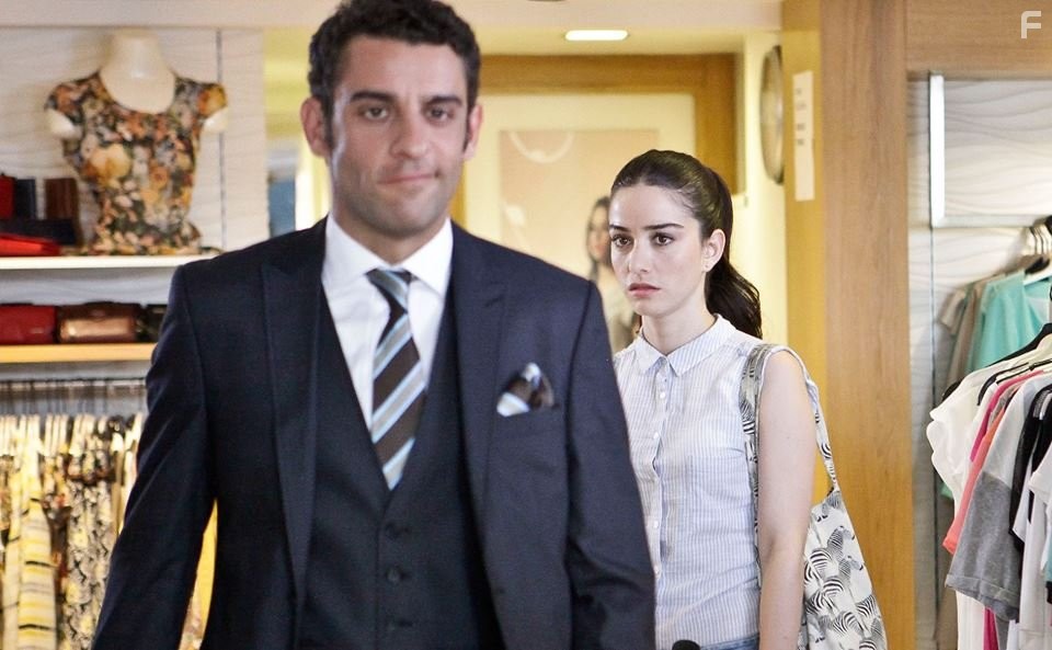 Daghan K?lege? and Ozge Gurel in Kiraz Mevsimi (2014)
